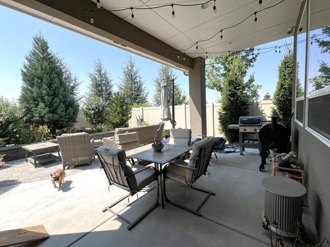 Building Photo - Beautiful custom built home with 4 bed 3.5...