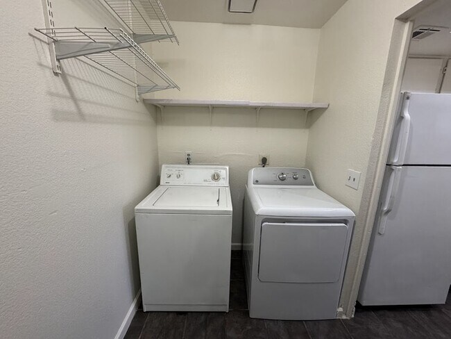 Building Photo - Maryvale 3br Townhome