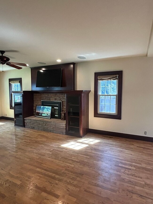 Building Photo - 916 Poly Dr
