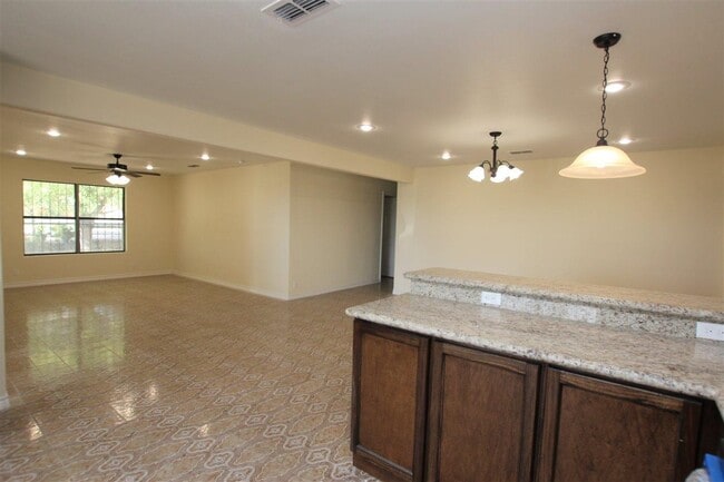 Building Photo - 4605 S Zapata Hwy