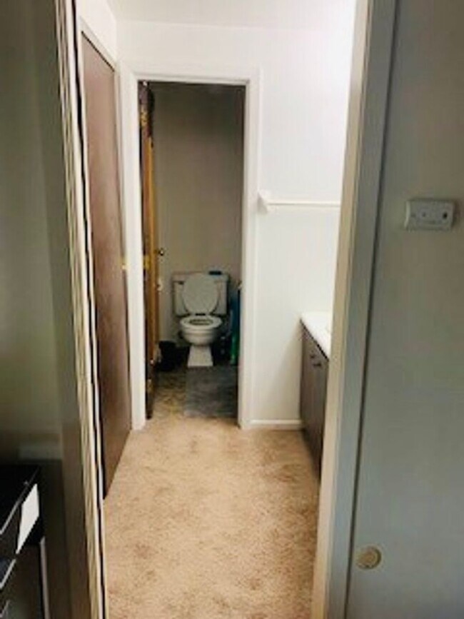 Building Photo - 2026 Summit St