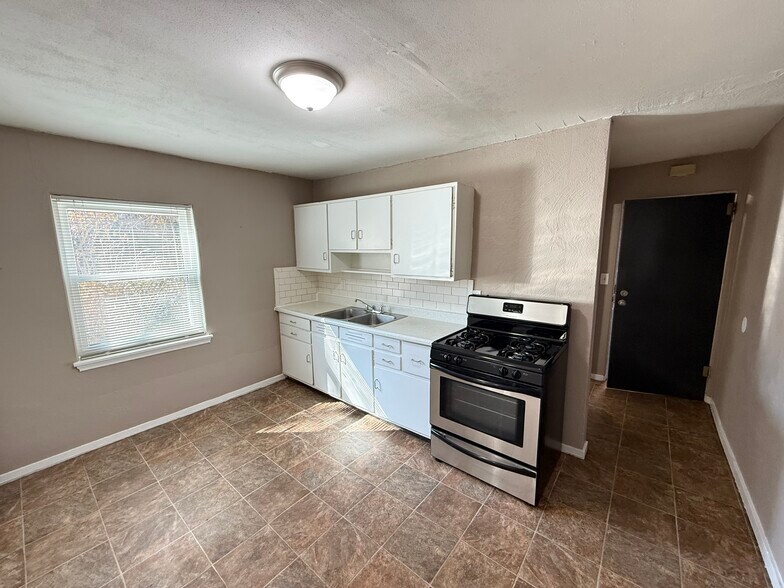 Building Photo - 206 Locust St