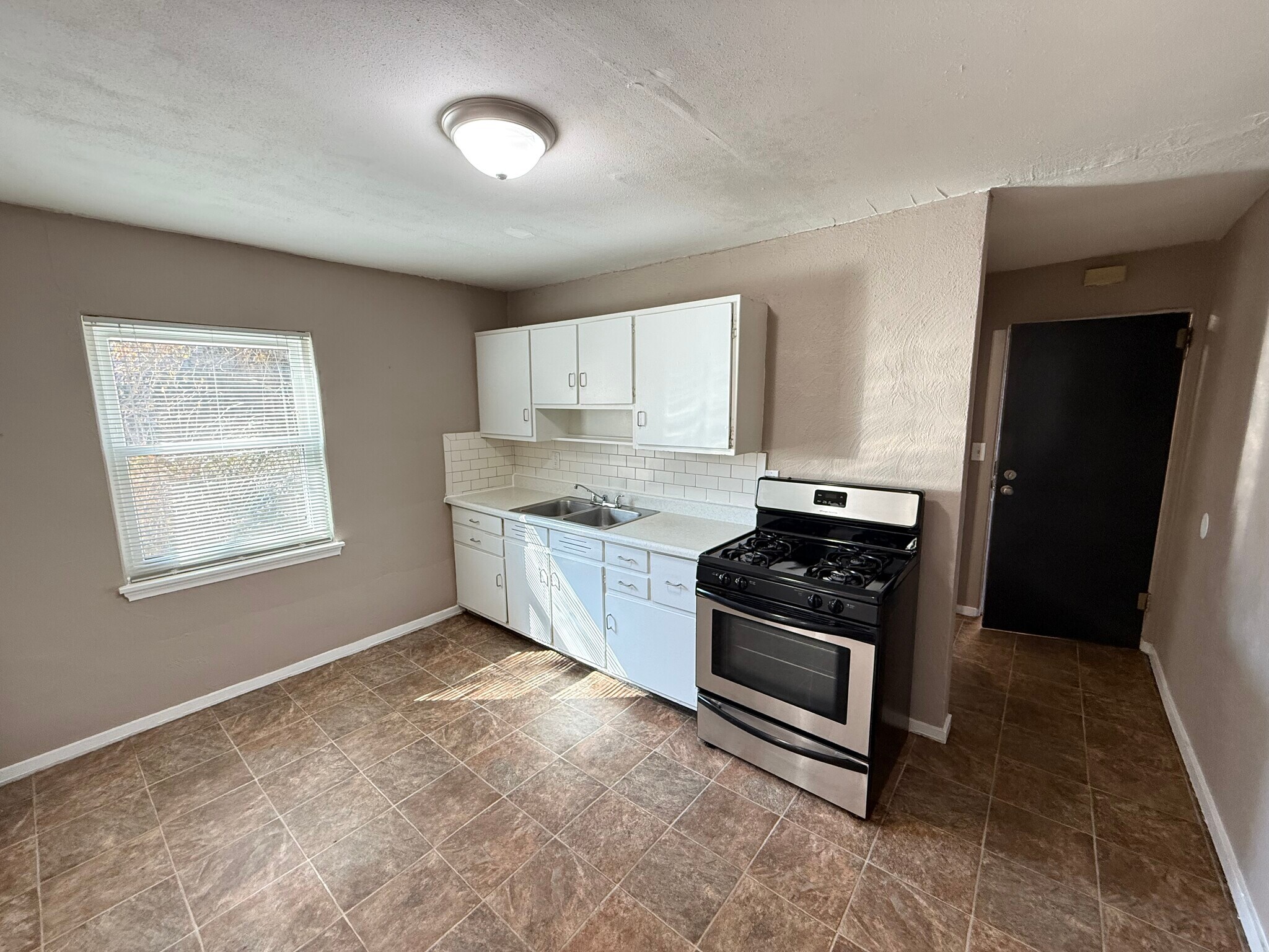 Building Photo - 206 Locust St