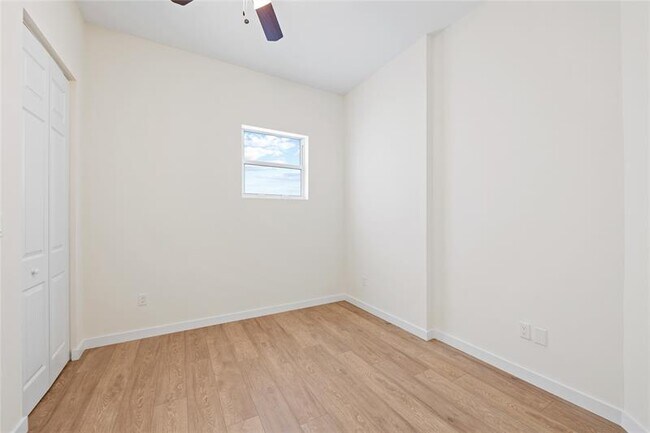 Building Photo - 1434 SW 4th Ave