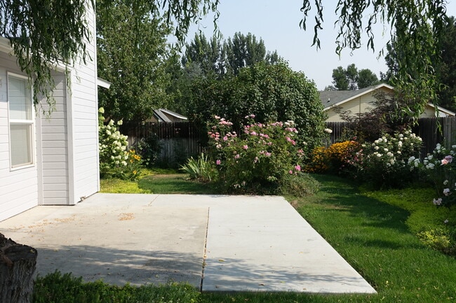 Building Photo - Three-Bedroom Two Bath Home