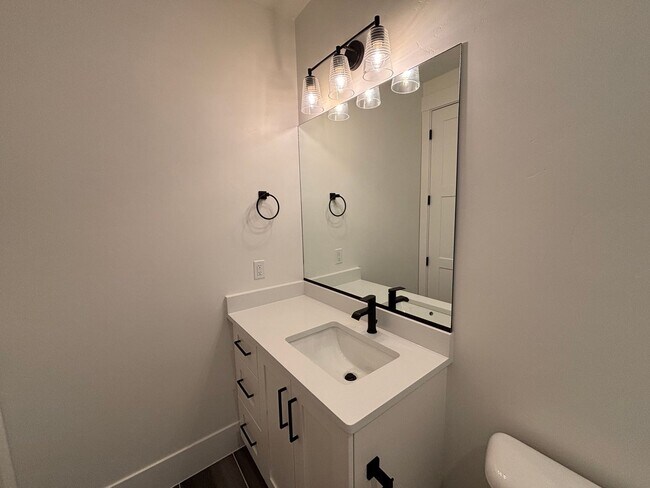 Building Photo - Beautiful 5 bed | 4 Bath | 3 Car Garage