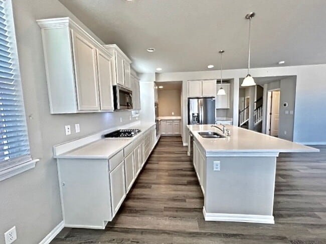 Building Photo - 5 Bedroom Home Close to Downtown Monument!!