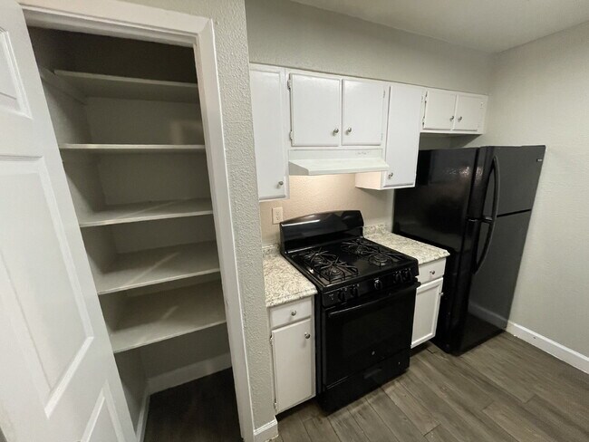 Building Photo - Two bedroom, 1 bathroom apartment - Move in Special