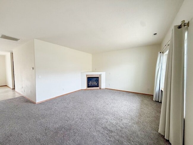 Building Photo - Beautiful 3 Bed, 2 Bath Home in Golden Hills