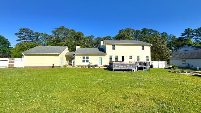 Building Photo - 2106 Perry Dr