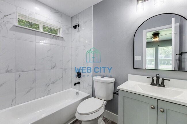 Building Photo - 13329 Lenosa Ln