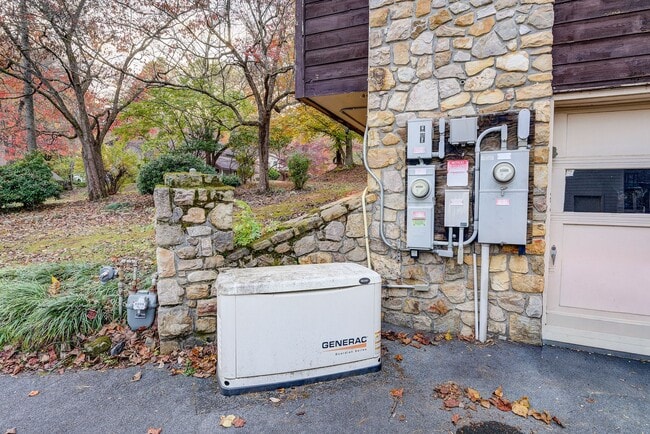 Building Photo - Large home in a beautiful setting close to all JC amenities