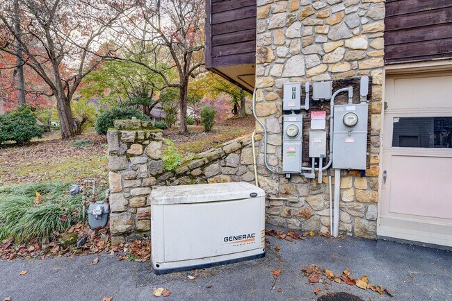 Building Photo - Large home in a beautiful setting close to...