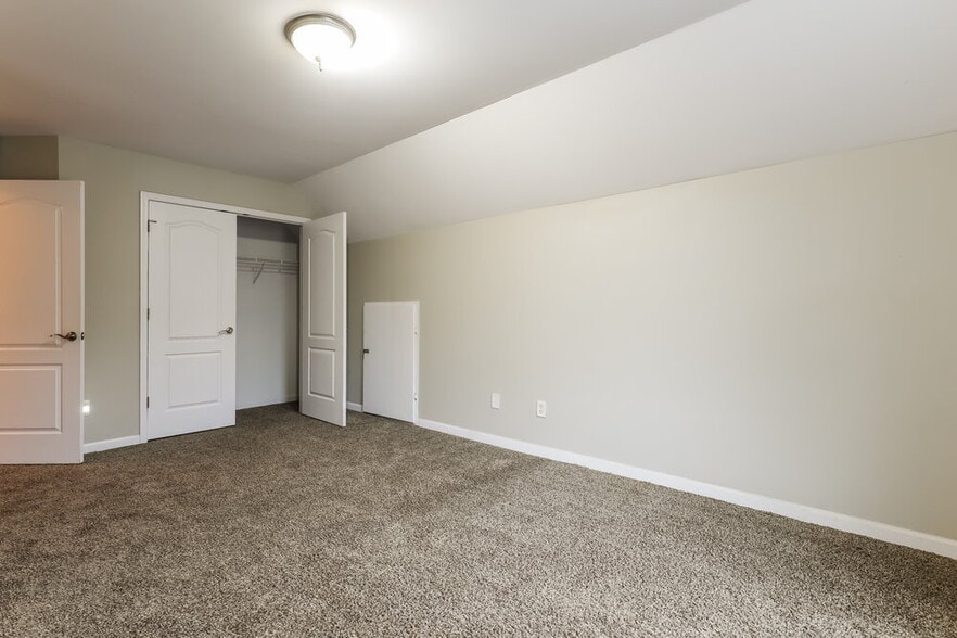 Building Photo - 9993 Village S Dr