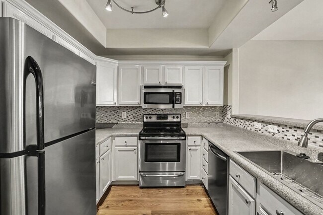 Building Photo - Bright Littleton Townhome with Vaulted Ceilings & Fireplace