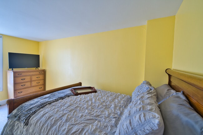 Building Photo - 913 Penn St