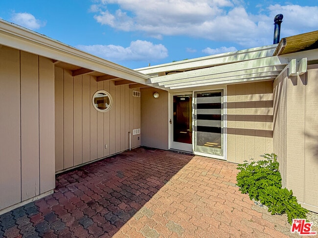 Building Photo - 2123 Sycamore Canyon Rd