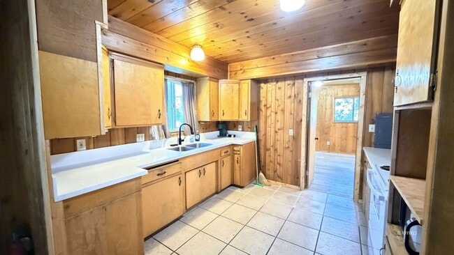 Building Photo - 53510 Country Club Dr