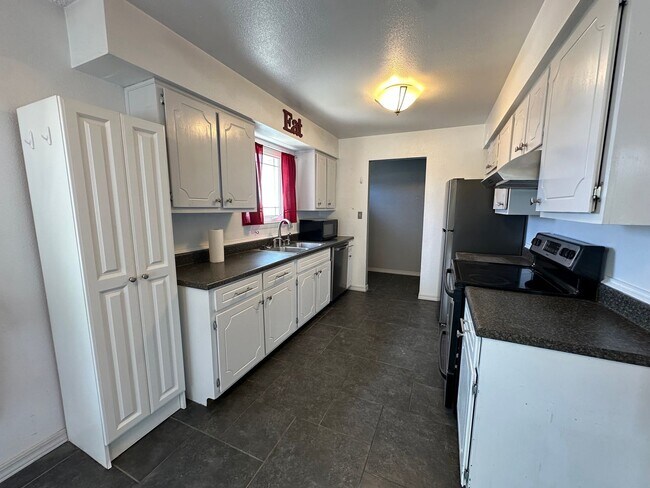 Building Photo - 3 Bedroom 2 Bathroom Duplex available to rent in Farmington