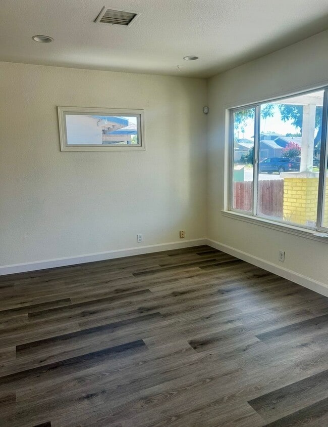 Building Photo - 824 N Farris Ave