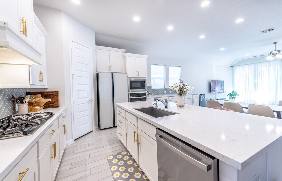 Building Photo - 14336 Apache Wls