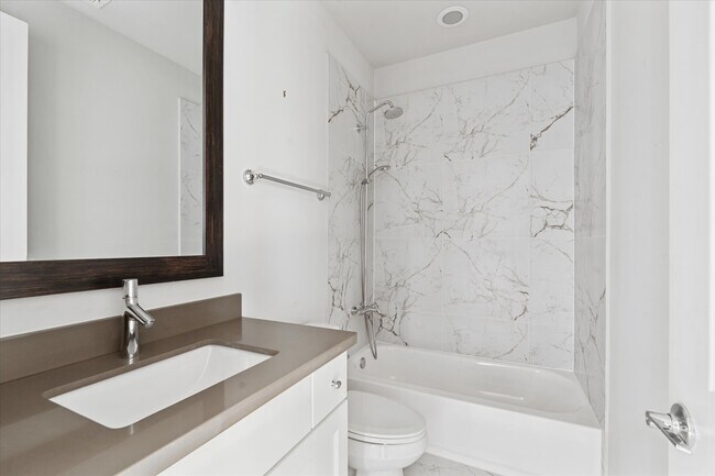 Building Photo - 1005 St Charles St