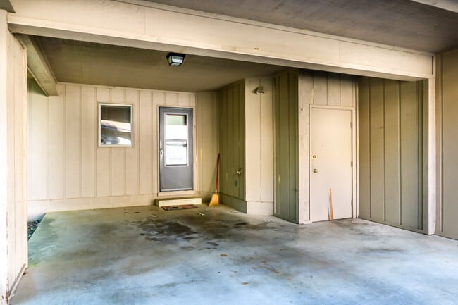 Building Photo - This newly remodeled house is the perfect cozy place to call home. It is 2 bed, 1.5 bath and pet ...