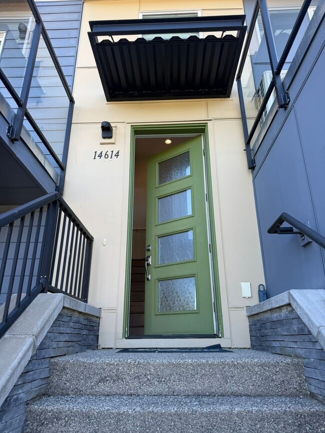 Building Photo - 3bd/2.25ba Lake Forest Park Townhome