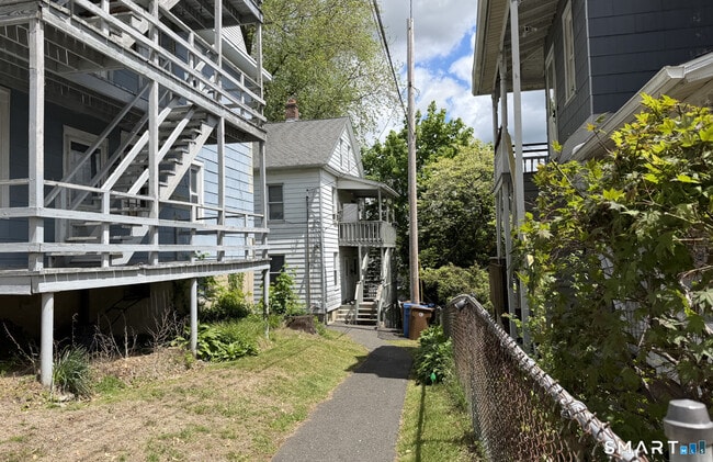 Building Photo - 109 1/2 Oak Ave