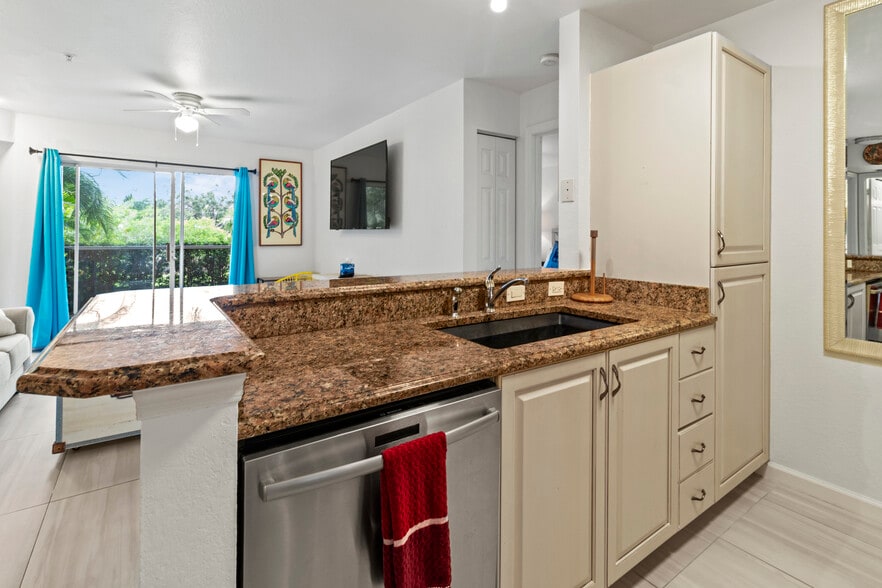 Building Photo - 850 S Tamiami Trl