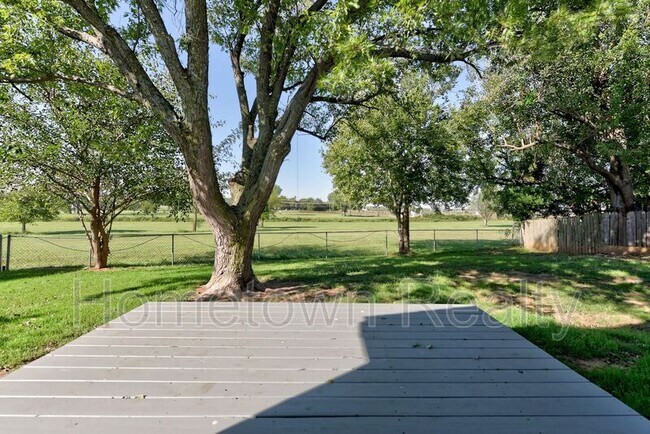 Building Photo - 606 Oak Creek Dr