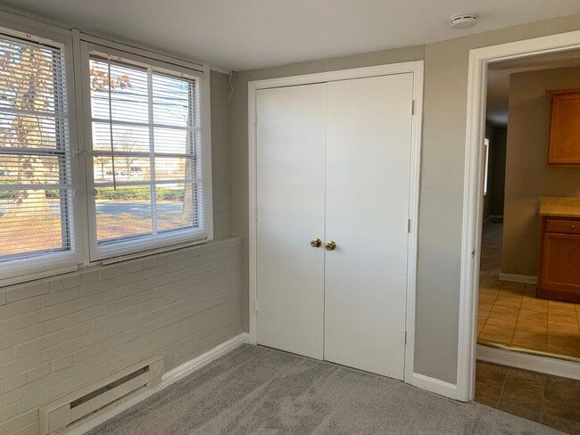 Building Photo - Four Seasons Area, 3 Bedrooms Plus Office, Fire Place, Convenient to Mall & Interstates.