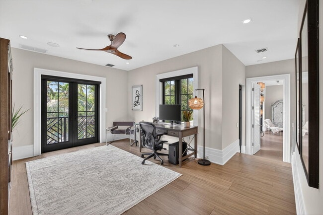 Building Photo - 400 Mola Ave