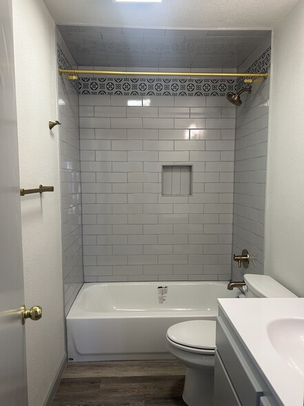 Hall Bath - 5017 36th St