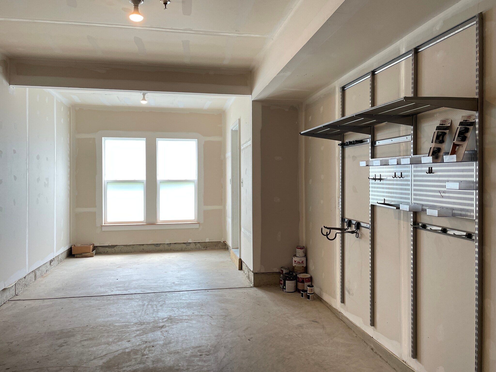 2 car garage - 924 King Farm Blvd