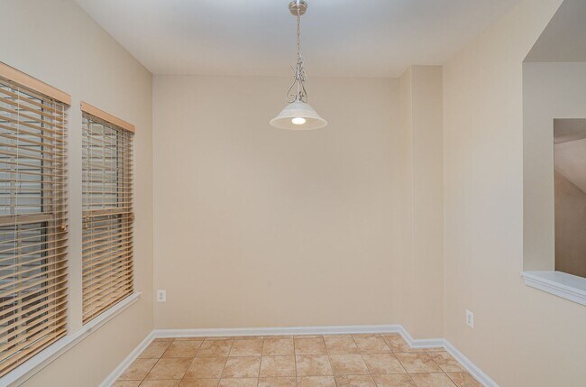 Building Photo - NORTH STAFFORD WELL MAINTAINED TOWNHOME FOR RENT