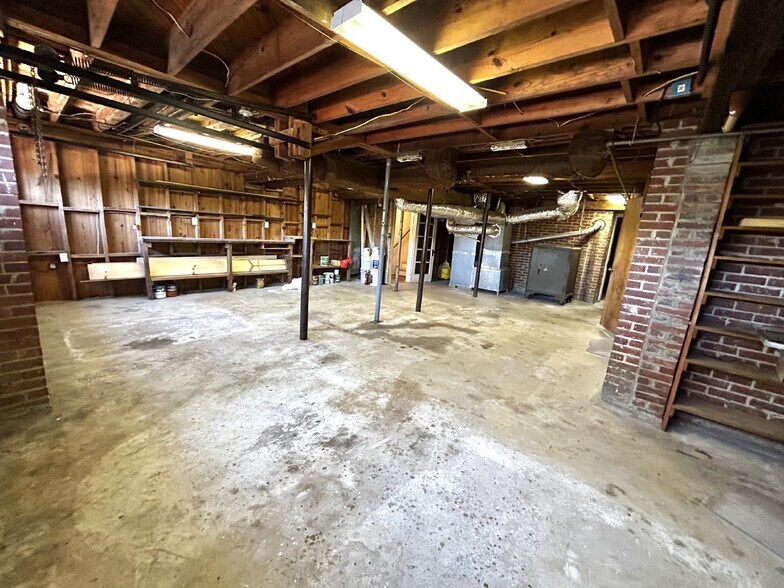 Garage 1 - 2919 Henry St