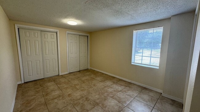 Building Photo - Affordable Ground-Floor Unit with Great City Access