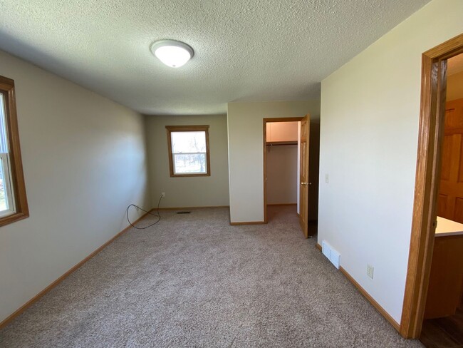 Building Photo - 2 Bed 1 Bath Townhome