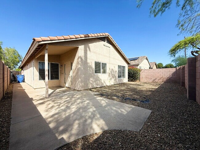Building Photo - Stylish 1-story 1,301 Sq. Ft. House in Inv...