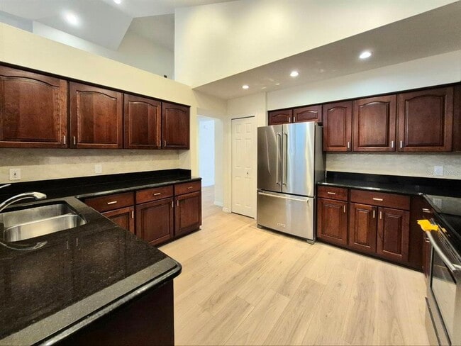 Building Photo - 2214 Green Oaks Ln