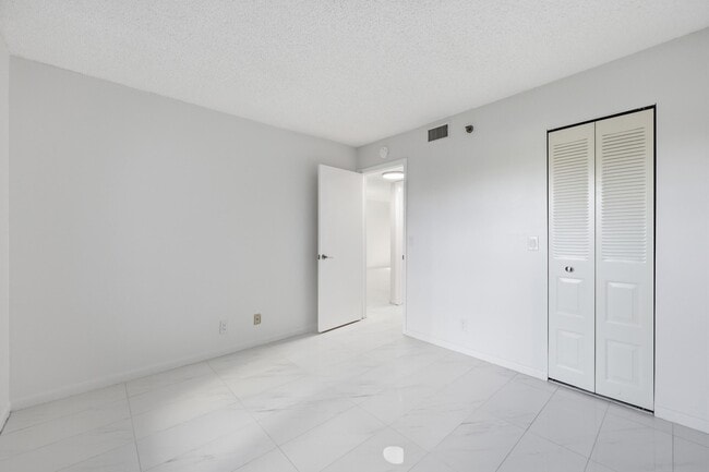 Building Photo - 4700 Lucerne Lakes Blvd W