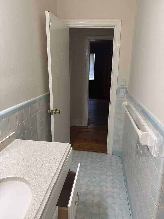 Building Photo - Beautifully updated and conveniently locat...