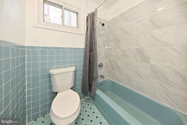 Building Photo - 652 Penn St