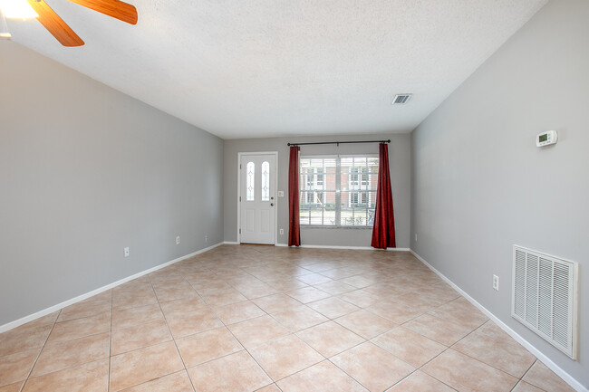 Building Photo - 2/1 DeLand, Steps from Stetson! $1,600/mon...