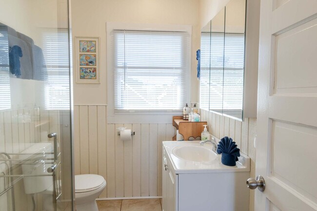 Building Photo - 640 S Columbia St