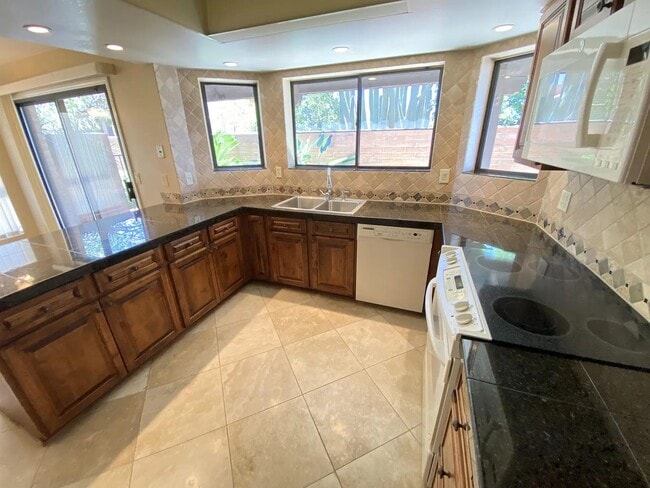 Building Photo - Spacious 2bd/2bath + Den home in Catalina ...