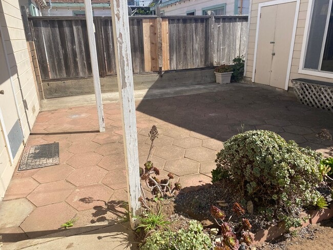 Building Photo - 944 Mesa St