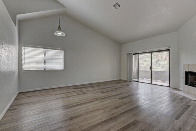 Building Photo - Beautiful Upstairs Condo