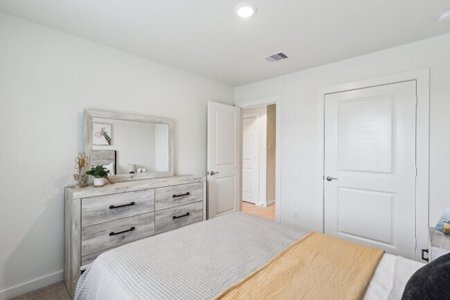 Building Photo - 631 Canvas Ave